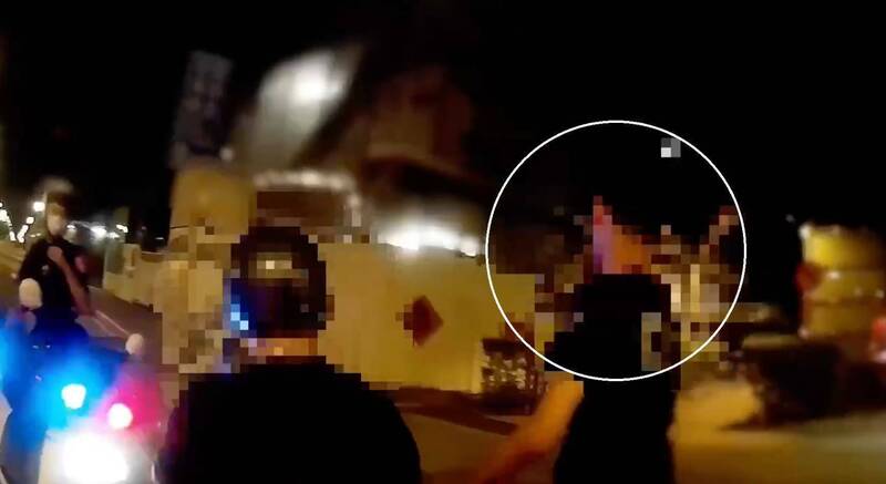 黄男骑机车载陈姓友人时，因陈男未戴安全帽遭警方拦查，但黄男眼神刻意闪避，最后被搜出毒品恺他命。（记者陆运锋翻摄）