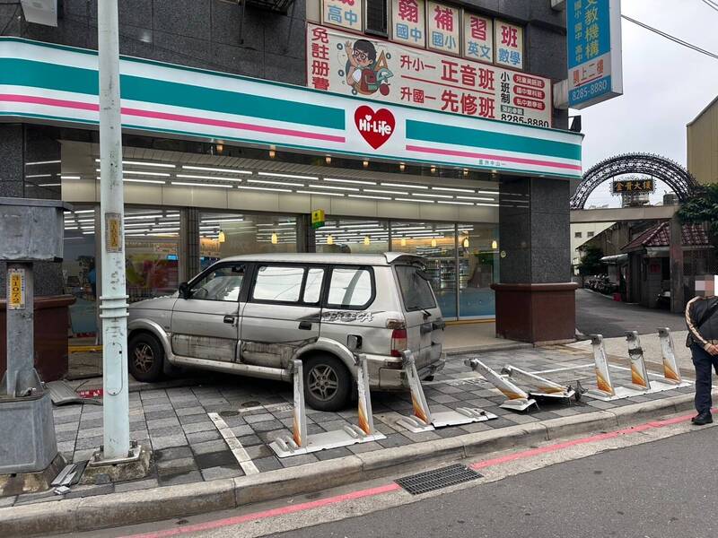 黄姓男子今天无故驾车冲入芦洲一间超商，撞毁公共自行车站架及超商大门、货架，造成车上年迈双亲、胞妹受伤，车祸肇因仍待调查厘清。（记者吴仁捷翻摄）
