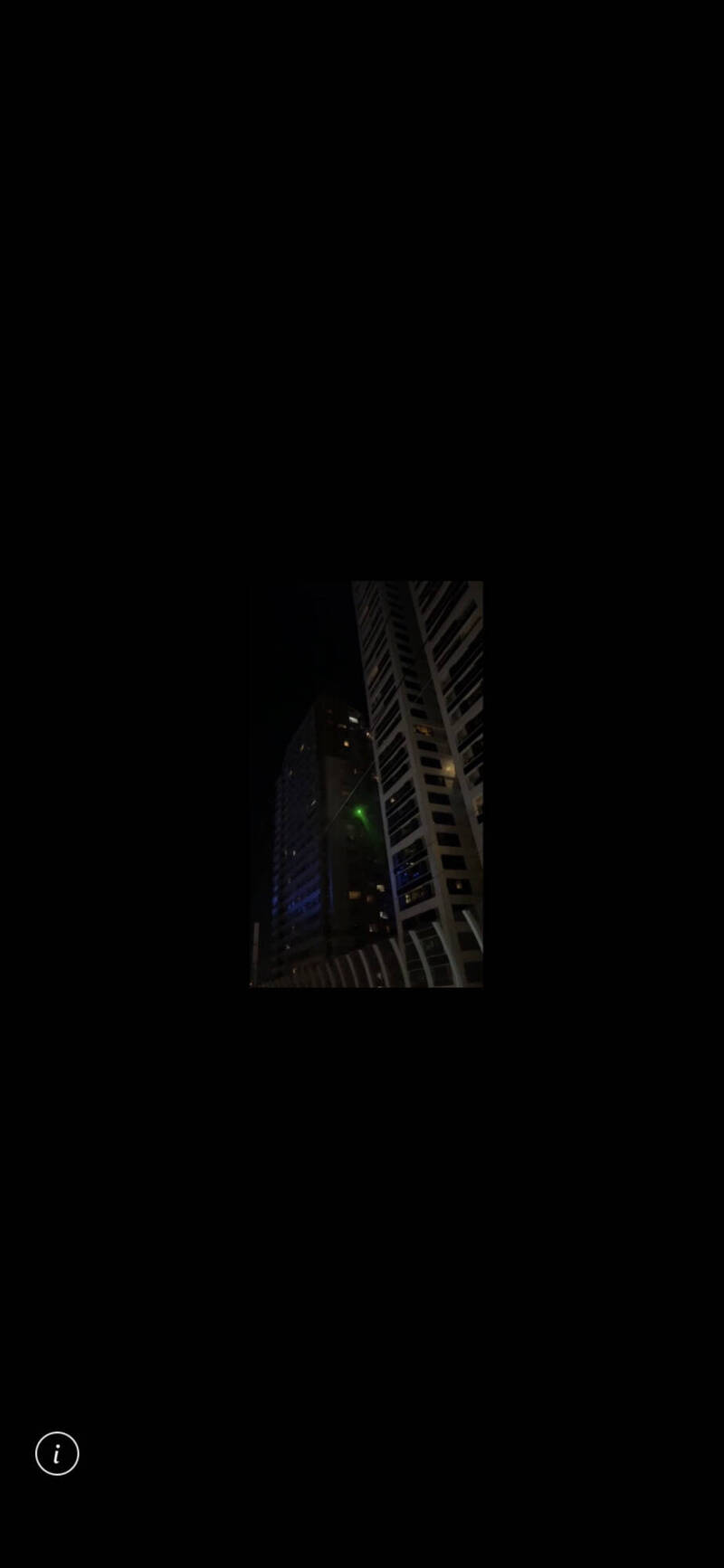 新北市淡海轻轨惊传遭人以雷射笔射入驾驶室,险些波及驾驶影响安全,警方获报到场勘查,发现一旁大楼射出绿光(见图),循线追查,逮获蔡嫌与女友这对毒鸳鸯及犯案雷射笔,宣告侦破威胁大众运输行驶公安案。(记者吴仁捷翻摄) 新北市淡海轻轨惊传遭人以雷射笔射入驾驶室,险些波及驾驶影响安全,警方获报到场勘查,发现一旁大楼射出绿光(见图),循线追查,逮获蔡嫌与女友这对毒鸳鸯及犯案雷射笔,宣告侦破威胁大众运输行驶公安案。(记者吴仁捷翻摄)