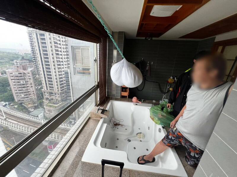 新北市淡海轻轨惊传遭人以雷射笔射入驾驶室,险些波及驾驶影响安全,警方获报循线追查,逮获蔡嫌与女友这对毒鸳鸯及犯案雷射笔;警方带蔡嫌回现场勘查。(记者吴仁捷翻摄) 新北市淡海轻轨惊传遭人以雷射笔射入驾驶室,险些波及驾驶影响安全,警方获报循线追查,逮获蔡嫌与女友这对毒鸳鸯及犯案雷射笔;警方带蔡嫌回现场勘查。(记者吴仁捷翻摄)