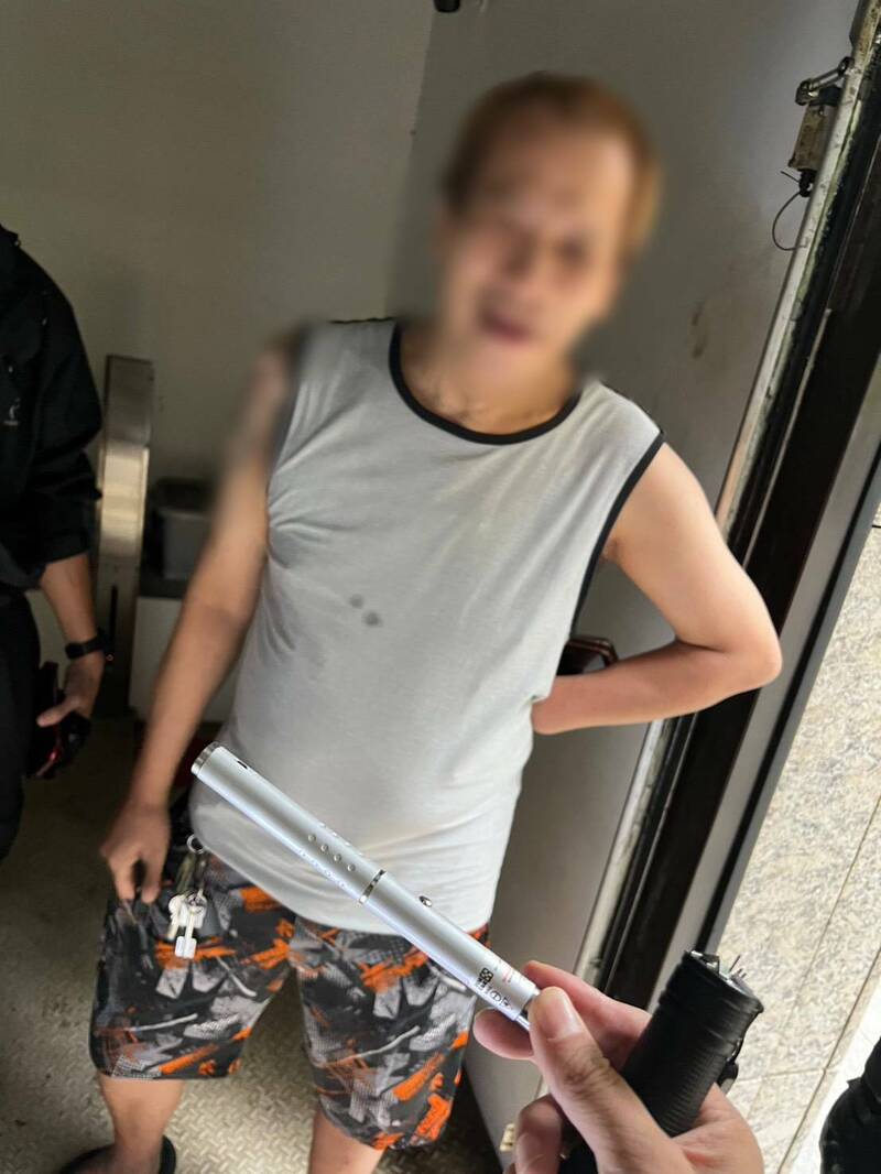 新北市淡海轻轨惊传遭人以雷射笔射入驾驶室,险些波及驾驶影响安全,警方获报循线追查,逮获蔡嫌与女友这对毒鸳鸯及犯案雷射笔;警方带蔡嫌回现场勘查。(记者吴仁捷翻摄) 新北市淡海轻轨惊传遭人以雷射笔射入驾驶室,险些波及驾驶影响安全,警方获报循线追查,逮获蔡嫌与女友这对毒鸳鸯及犯案雷射笔;警方带蔡嫌回现场勘查。(记者吴仁捷翻摄)