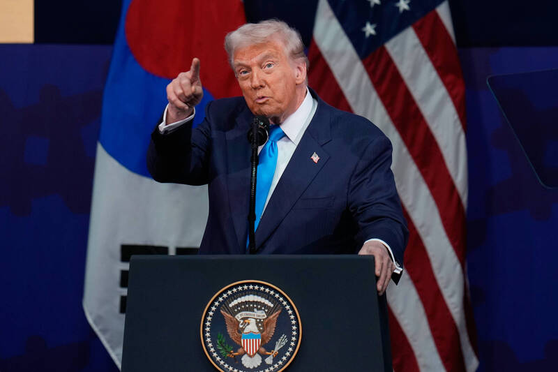 美国总统川普29日于南韩庆州举行的亚太经合会（APEC）执行长峰会上发表演说。（美联社）