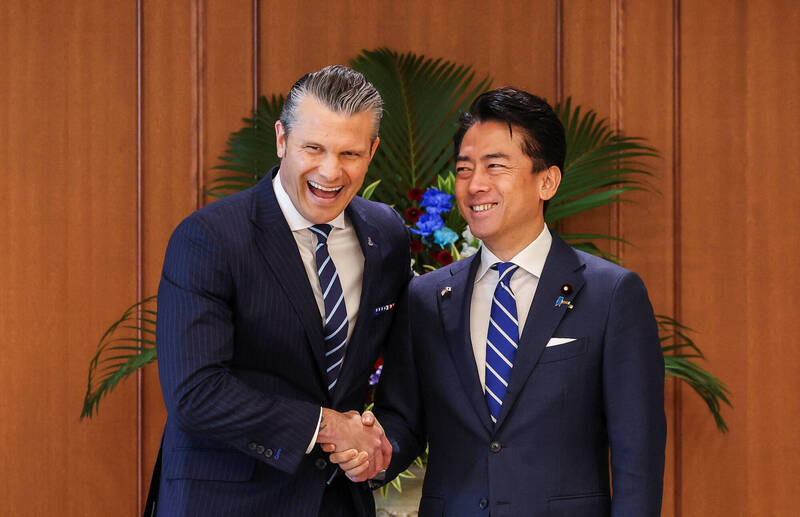 美国国防部长赫格塞斯(左)29日在东京会晤日本防卫大臣小泉进次郎(右)。(路透) 美国国防部长赫格塞斯(左)29日在东京会晤日本防卫大臣小泉进次郎(右)。(路透)