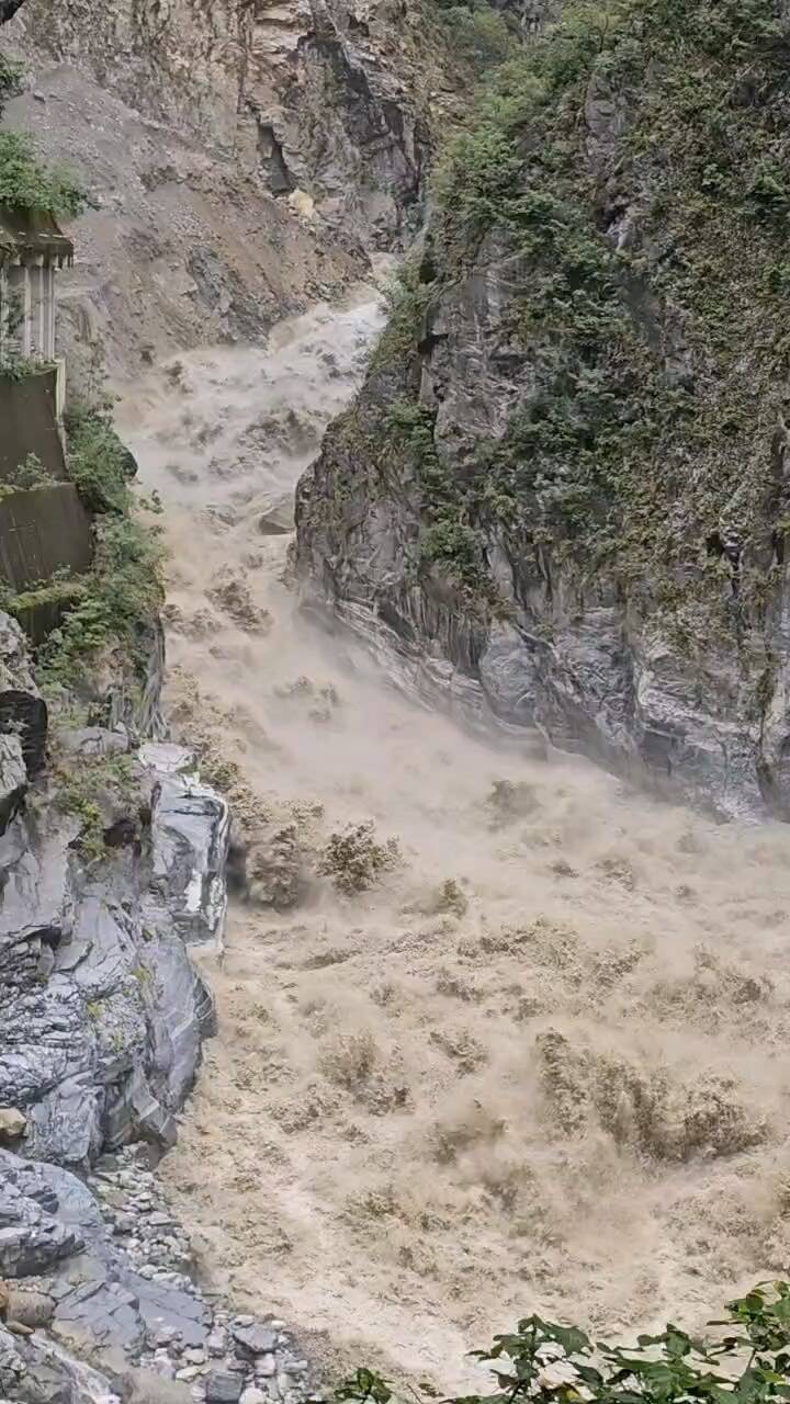 花蓮立霧溪的燕子口堰塞湖在今天接近中午前潰流。（林保署花蓮分署提供）