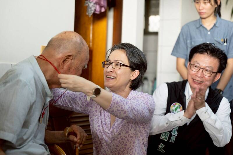 破3大紀錄!人瑞數逐年攀升 社家署今年7699萬買金鎖片