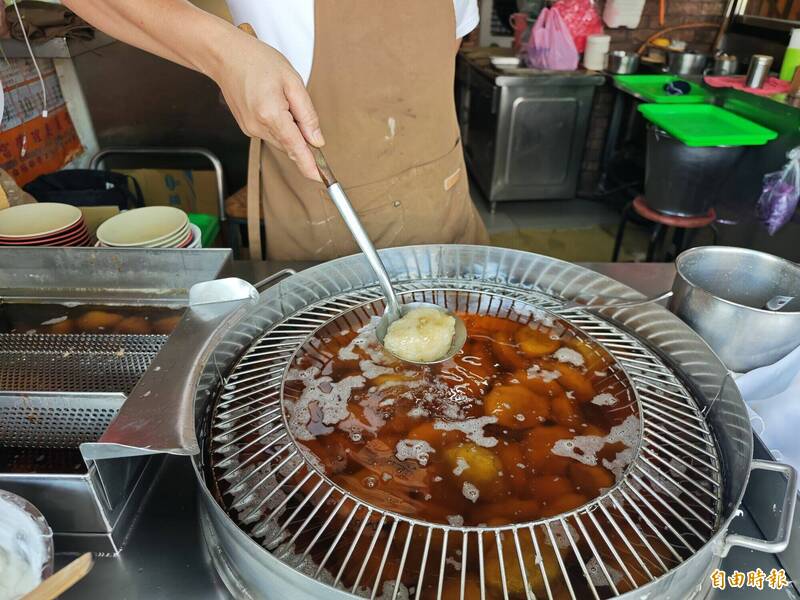 彰化肉圓分南北兩派，北彰化以大顆「彰化肉圓」聞名，南彰化則以皮薄酥香的「北斗肉圓」令人垂涎。（記者陳冠備攝）