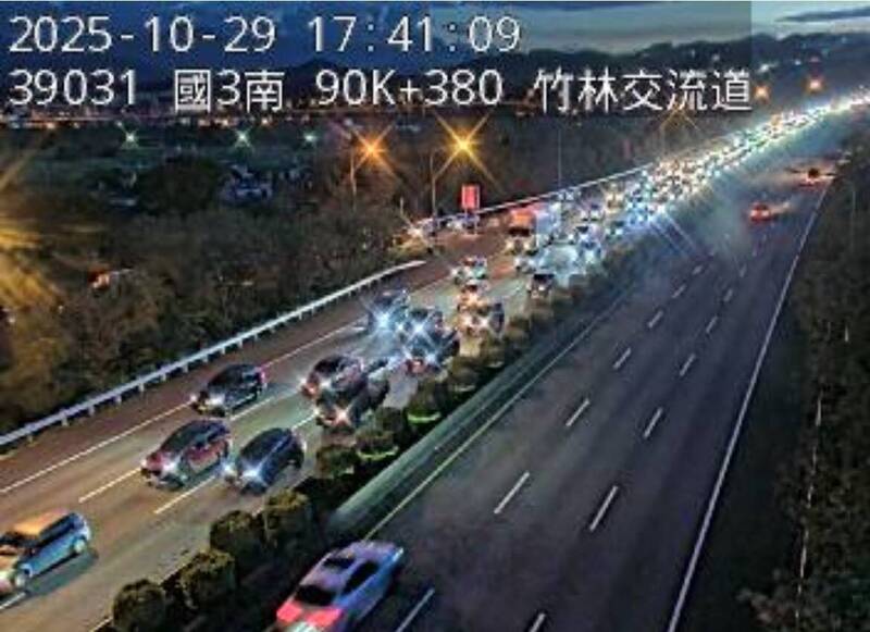 國道3號北上78.8公里處竹林路段,發生6輛車追撞的連環車禍,後方回堵約7、8公里。(擷取自高速公路1968APP)