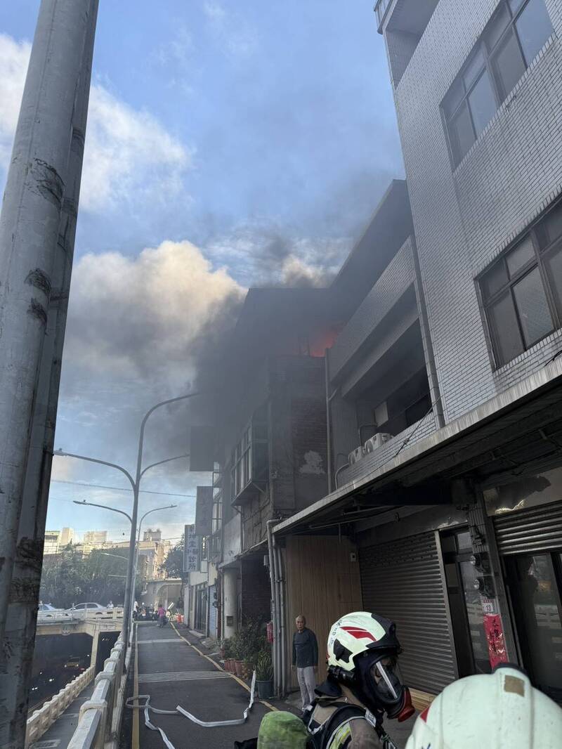 中壢龍岡地下道旁民宅燒金紙釀災 神明廳竄火煙嚇壞路人