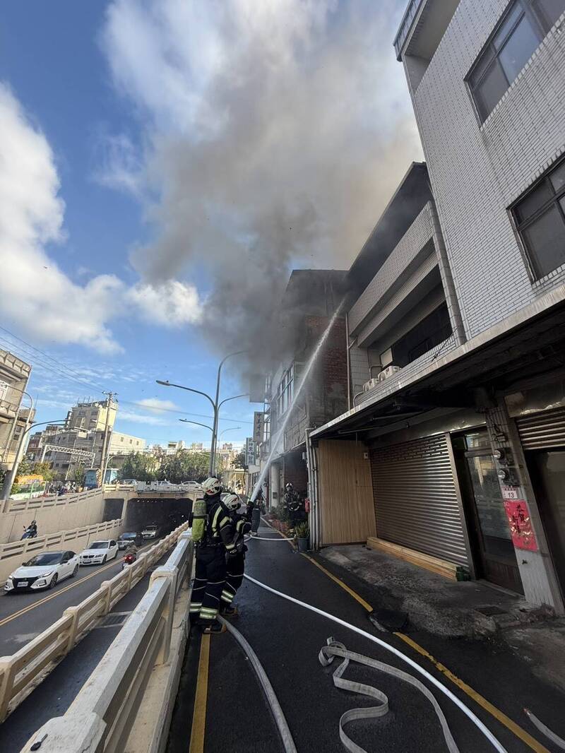 中壢龍岡地下道旁民宅焚燒金紙冒火嚇壞路人,消防車出勤不下10次。(記者李容萍翻攝)