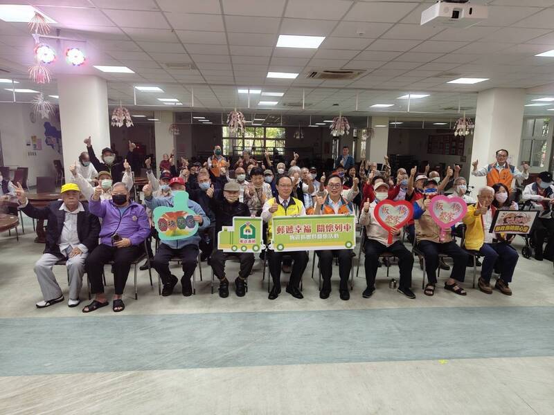 板橋郵局重陽「限時快遞」敬老 赴板橋榮家關懷獨居長者
