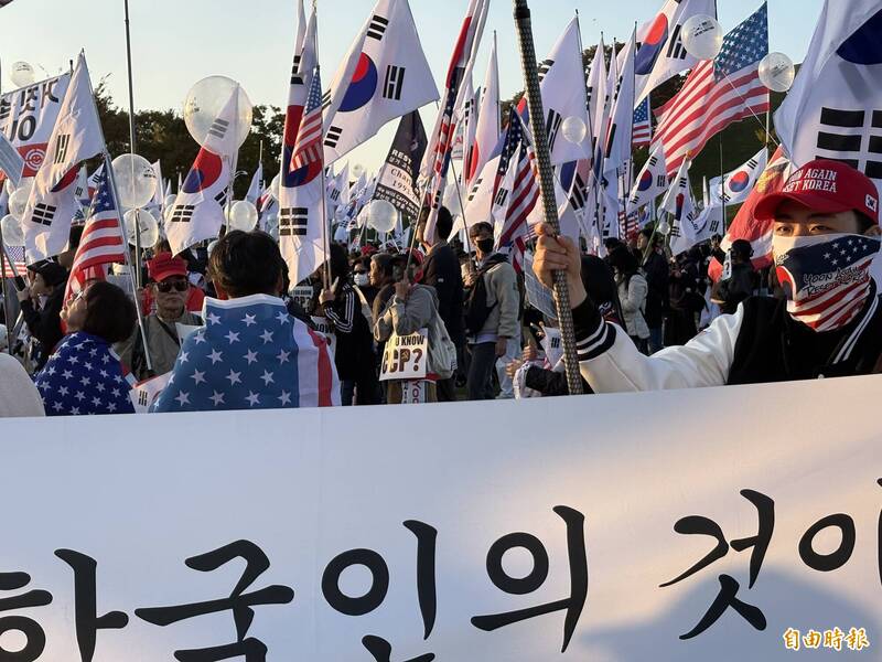 逾百名反中群众集结，拿出「天灭中共」、「停止窃国」、「韩国属于韩国人」等标语，并挥舞南韩及美国国旗。（记者黄靖媗摄）