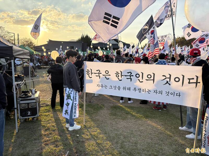 在APEC场外的新罗大钟前，有逾百名反中群众集结，拿出「韩国属于韩国人」标语，现场还出现「天灭中共」字样。（记者黄靖媗摄）