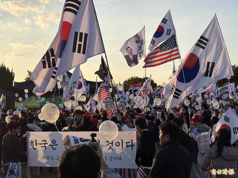 逾百名反中群众集结，拿出「天灭中共」、「停止窃国」、「韩国属于韩国人」等标语，并挥舞南韩及美国国旗。（记者黄靖媗摄）