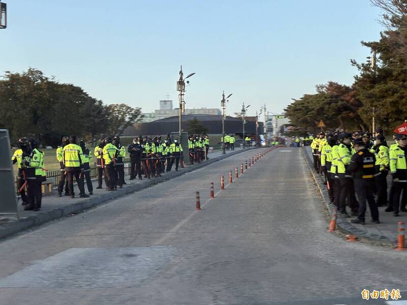 南韩警方出动大量警力。（记者黄靖媗摄）