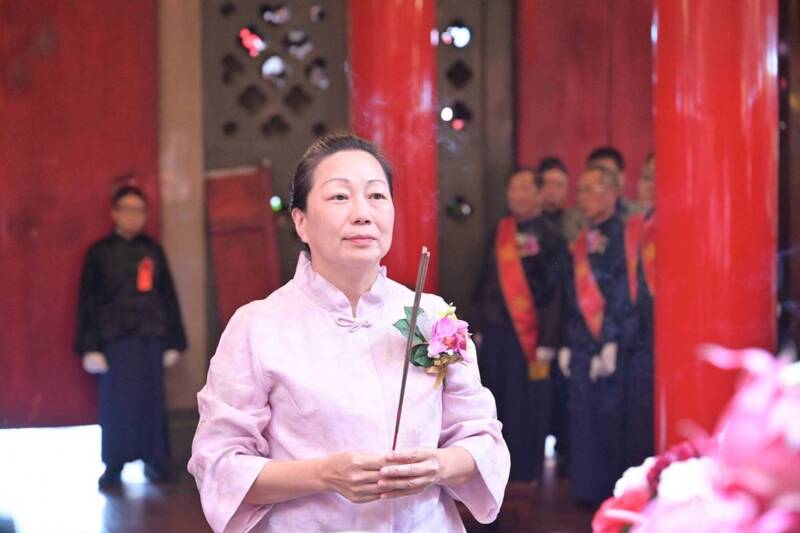 立霧溪堰塞湖早上潰流，花蓮縣長徐榛蔚上午到台北松山慈祐宮拜拜。（花蓮縣府提供）