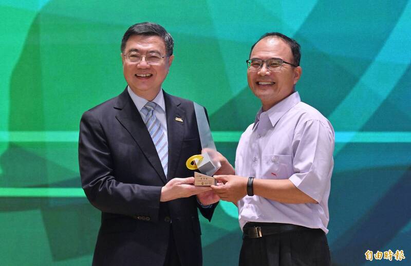 卓榮泰頒發打擊環保犯罪傑出貢獻獎，給環境部環境管理署中區環境管理中心稽查督察員劉景墩（右）。（記者劉信德攝）