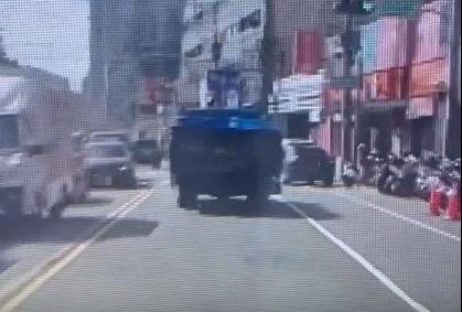 台中廚餘車未加蓋! 道路顛頗沿路撒影片曝