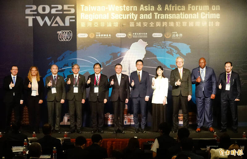 行政院长卓荣泰(中)与法务部部长郑铭谦(左五),一同出席调查局「台湾亚非论坛-区域安全与跨境犯罪国际研讨会开幕式」,会中卓院长在致词后并与所有来宾台上合影。(记者田裕华摄) 行政院长卓荣泰(中)与法务部部长郑铭谦(左五),一同出席调查局「台湾亚非论坛-区域安全与跨境犯罪国际研讨会开幕式」,会中卓院长在致词后并与所有来宾台上合影。(记者田裕华摄)