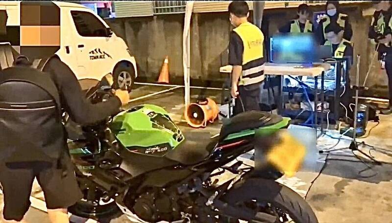 环警监联合稽查深夜在游园南路拦截改装机车。（读者提供）