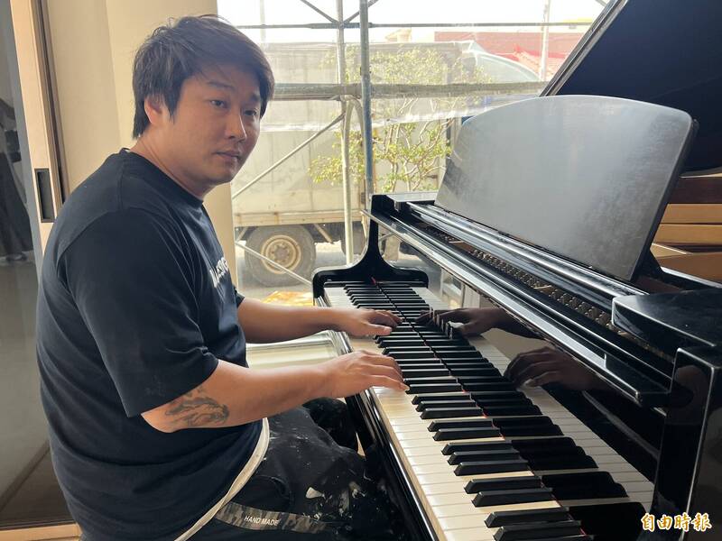 油漆師自彈《夢中的婚禮》百萬人流覽  本尊曝感人苦學原因 油漆師自彈《夢中的婚禮》百萬人流覽  本尊曝感人苦學原因