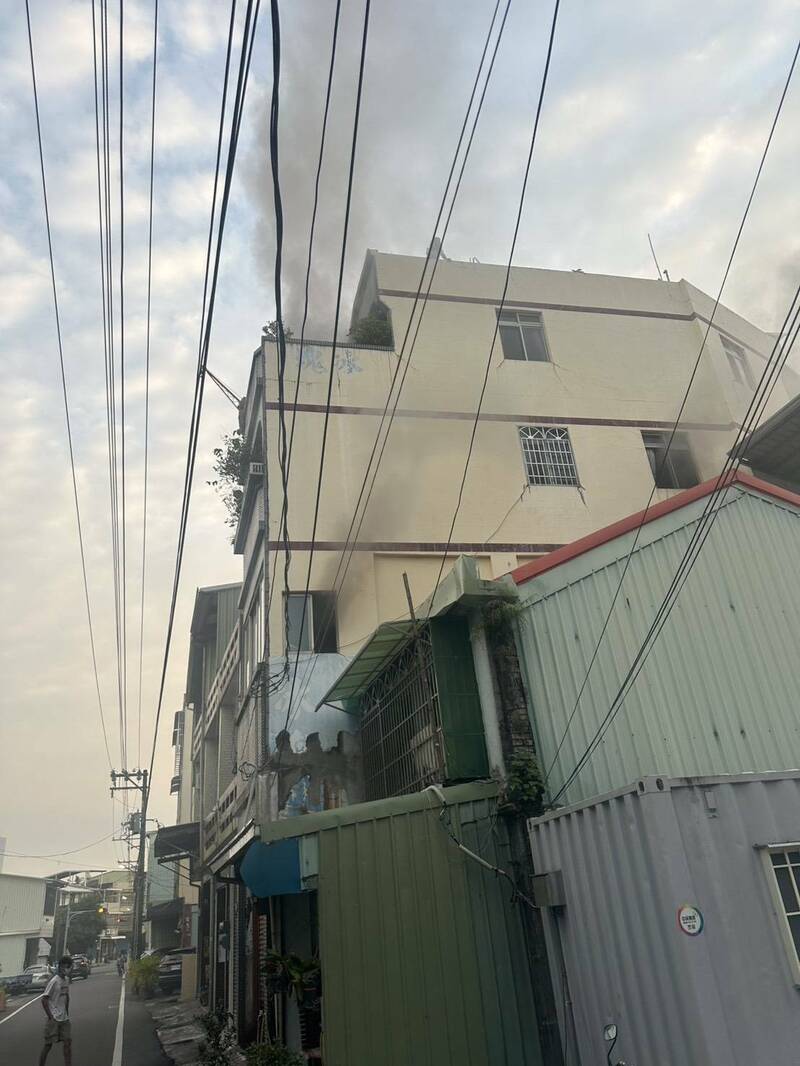 屏市一处住宅今晨发生火警冒出浓烟。（屏县消防局提供）