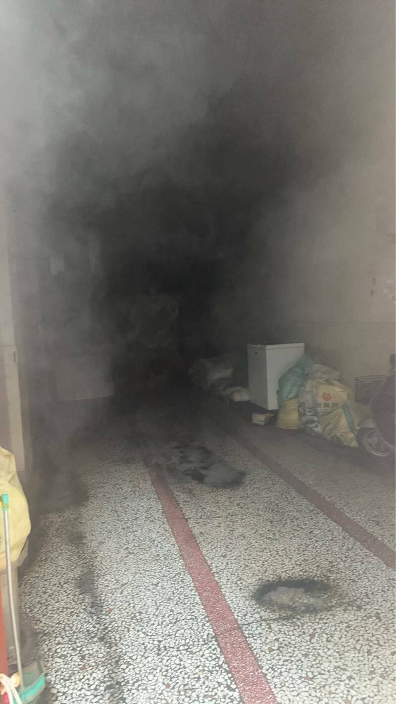 屏東市今晨民宅火警 救出一男一女 屏東市今晨民宅火警 救出一男一女