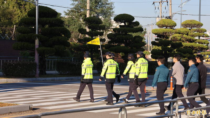 美国总统川普与中国国家主席习近平今天将在釜山金海机场会晤,外围有大批警力戒备。(记者黄靖媗摄) 美国总统川普与中国国家主席习近平今天将在釜山金海机场会晤,外围有大批警力戒备。(记者黄靖媗摄)