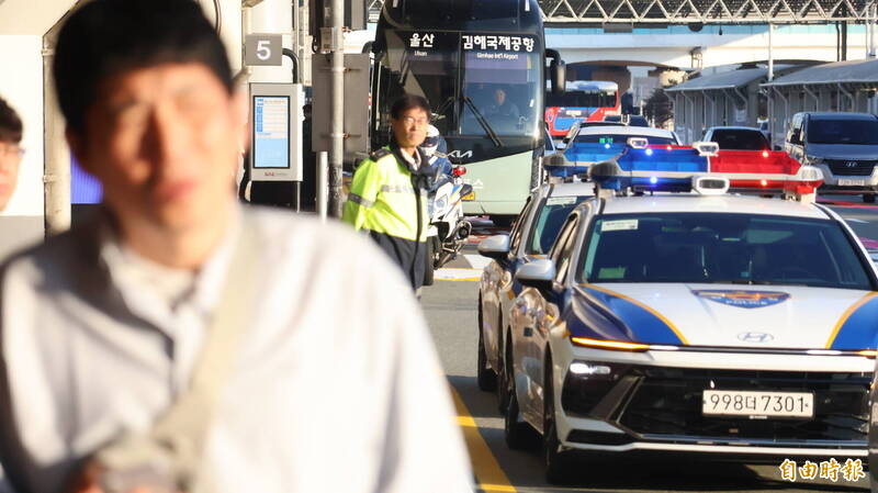 美国总统川普与中国国家主席习近平今天将在釜山金海机场会晤,外围有大批警力戒备。(记者黄靖媗摄) 美国总统川普与中国国家主席习近平今天将在釜山金海机场会晤,外围有大批警力戒备。(记者黄靖媗摄)