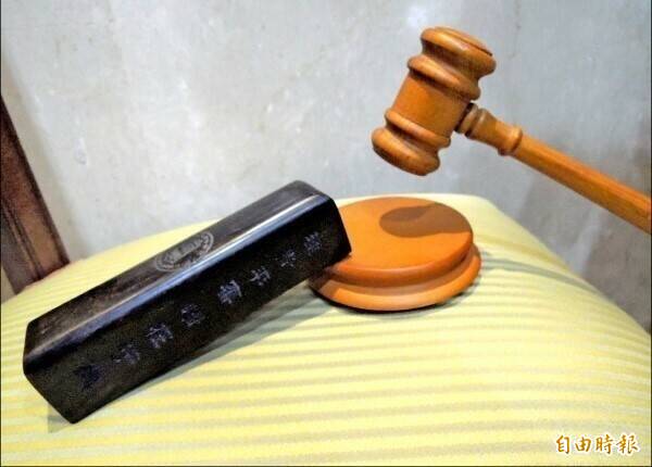 林男负责监控取款车手，每件报酬1000至2000元，被视为诈骗共犯重判。（资料照）