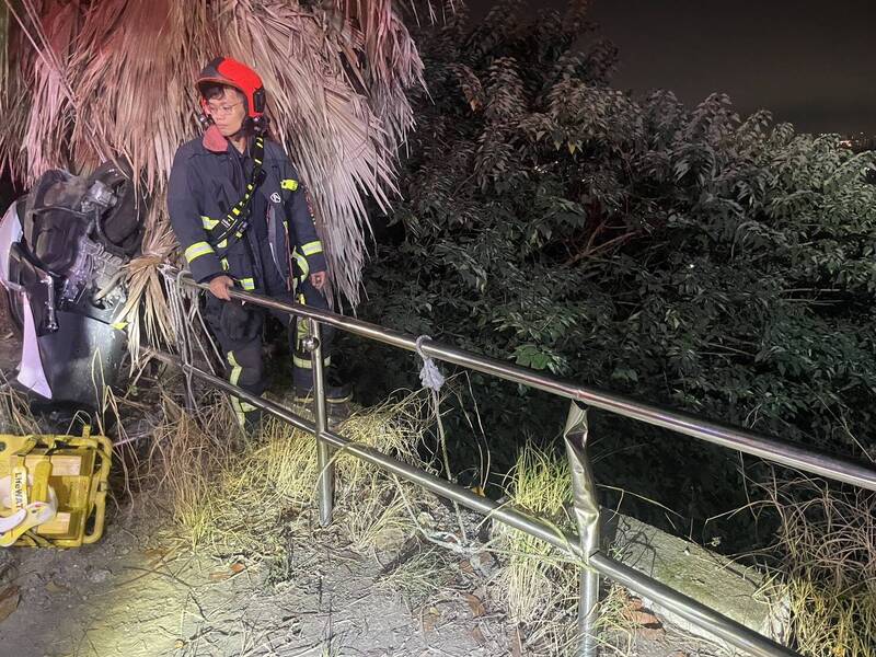 台中一名萧姓女大生，昨晚骑车自撞护栏后，喷飞坠落6米深边坡，消防人员获报到场抢救。（记者陈建志摄）