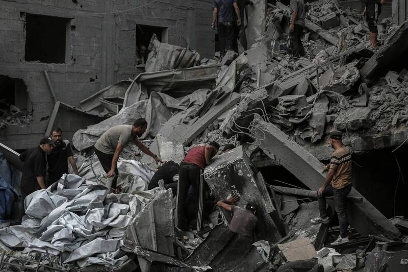 以军空袭加萨，巴勒斯坦卫生官员称已造成104人死亡。（彭博社）