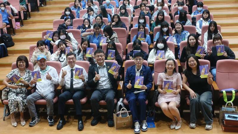 鼓勵「藍衫女孩」跨界思考 蘭女獲贈百本AI暢銷書