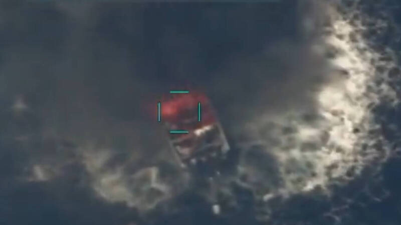 美国国防部长赫格塞斯29日宣布，美军在东太平洋对1艘涉嫌运毒船只进行袭击，导致船上4人全部死亡。（撷自X@SecWar）