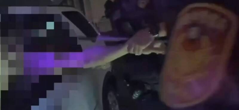 基隆市警一分局忠二路派所警员驾警车拦下叶姓男子的车后，将叶男从驾驶座窗拉出后上铐，展现强势作为。（记者林嘉东翻摄）