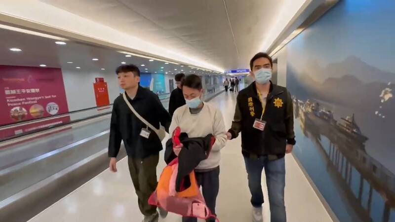 通缉犯蔡正为潜逃美国逾7年，昨遣返归案。（记者邱俊福翻摄）
