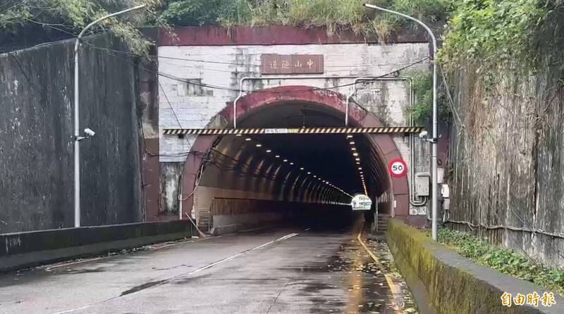 基隆中山隧道晚上行人的人较少。（记者卢贤秀摄）