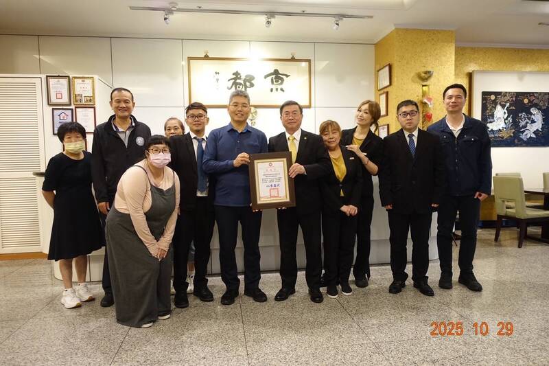 台北市警中山分局分局长张耀仁致赠京都商务旅馆总经理徐银树感谢状。（记者邱俊福翻摄）