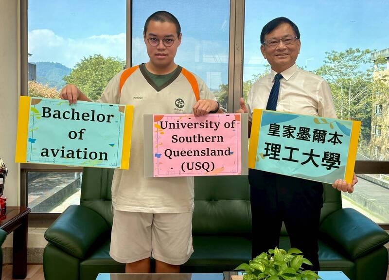 暨大附中學生洪以理（左）錄取澳洲墨兒爾本理工大學等3所大學，校長黃方伯（右）豎起大拇指說讚。（暨大附中提供）