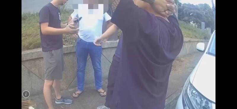警方上前逮捕刘姓与徐姓男子到案。（记者邱俊福翻摄）