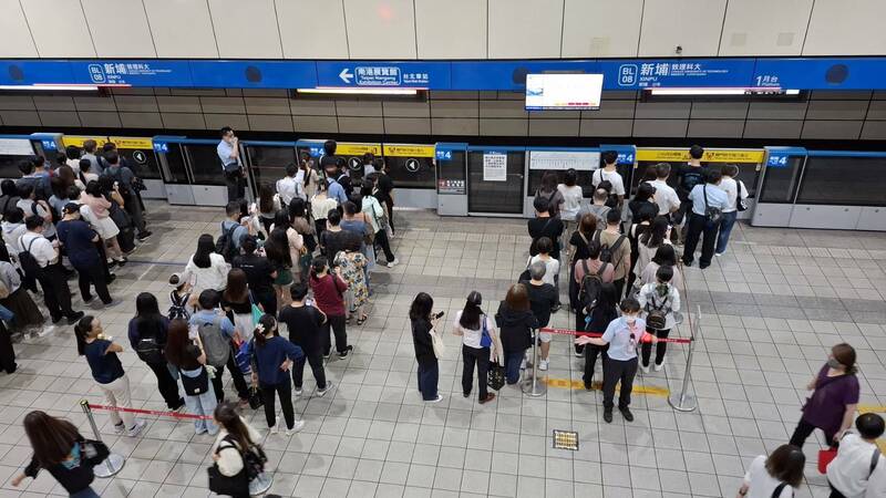 通勤注意!板南線平日早尖峰最密班距時段這天起提前 板南線、淡水信義線假日班距加密