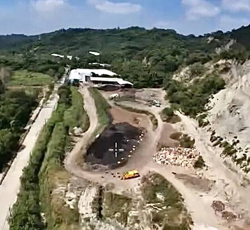 霧峰掩埋場廚餘坑就在烏溪(左)流域旁。(時代力量台中黨部提供) 霧峰掩埋場廚餘坑就在烏溪(左)流域旁。(時代力量台中黨部提供)