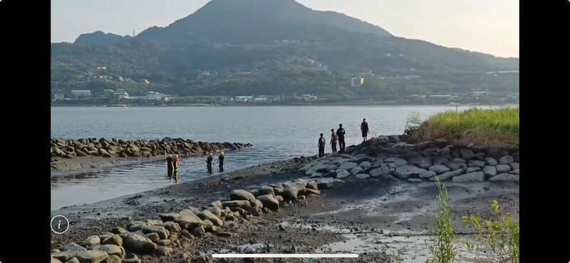 新北市淡水区九旬王姓老妇人8月失踪，检警后来追查出媳妇殷女发现婆婆猝死不知所措弃尸，将她送办；而王妇被发现仅存的一段遗骸，目前仍冰存中；图为警、消在淡水河岸搜寻妇人遗骸。（记者吴仁捷翻摄）