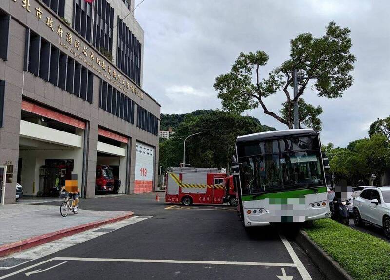 公车不明原因自撞分隔，由于就在消防分队前，消防人员直接救援无人受伤。（记者刘庆侯翻摄）