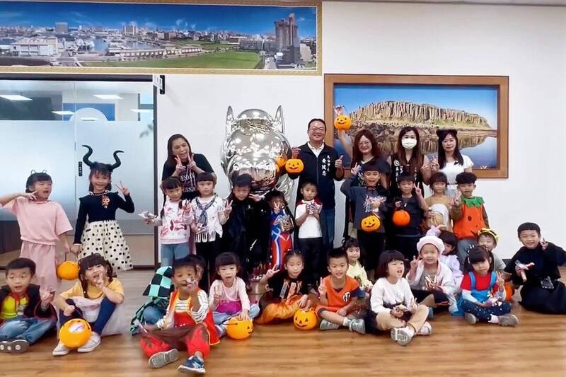 馬公市立幼兒園萬聖節快閃到公所 市長黃健忠分糖同樂