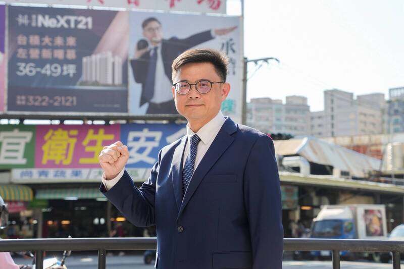 賴瑞隆全新形象看板上架 穿西裝持鉛球強調「承擔、遠見」