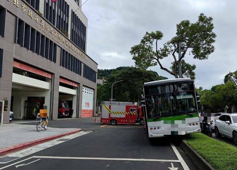 公车不明原因自撞分隔，由于就在消防分队前，消防人员直接救援所幸无人受伤。（记者刘庆侯翻摄）