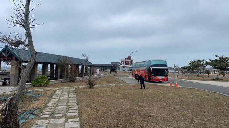 警方到试枪现场石泉空地地毯式搜索。（马公警分局提供）