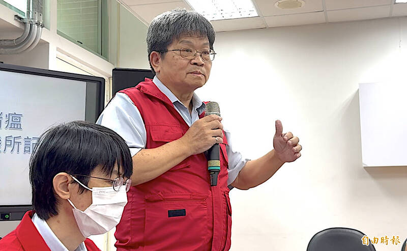 台中市農業局副局長蔡勇勝表示,已經找過老農的兒子疫調過2次,今天會再去第三次,把疑點問清楚,就能確定。(記者蔡淑媛攝) 台中市農業局副局長蔡勇勝表示,已經找過老農的兒子疫調過2次,今天會再去第三次,把疑點問清楚,就能確定。(記者蔡淑媛攝)