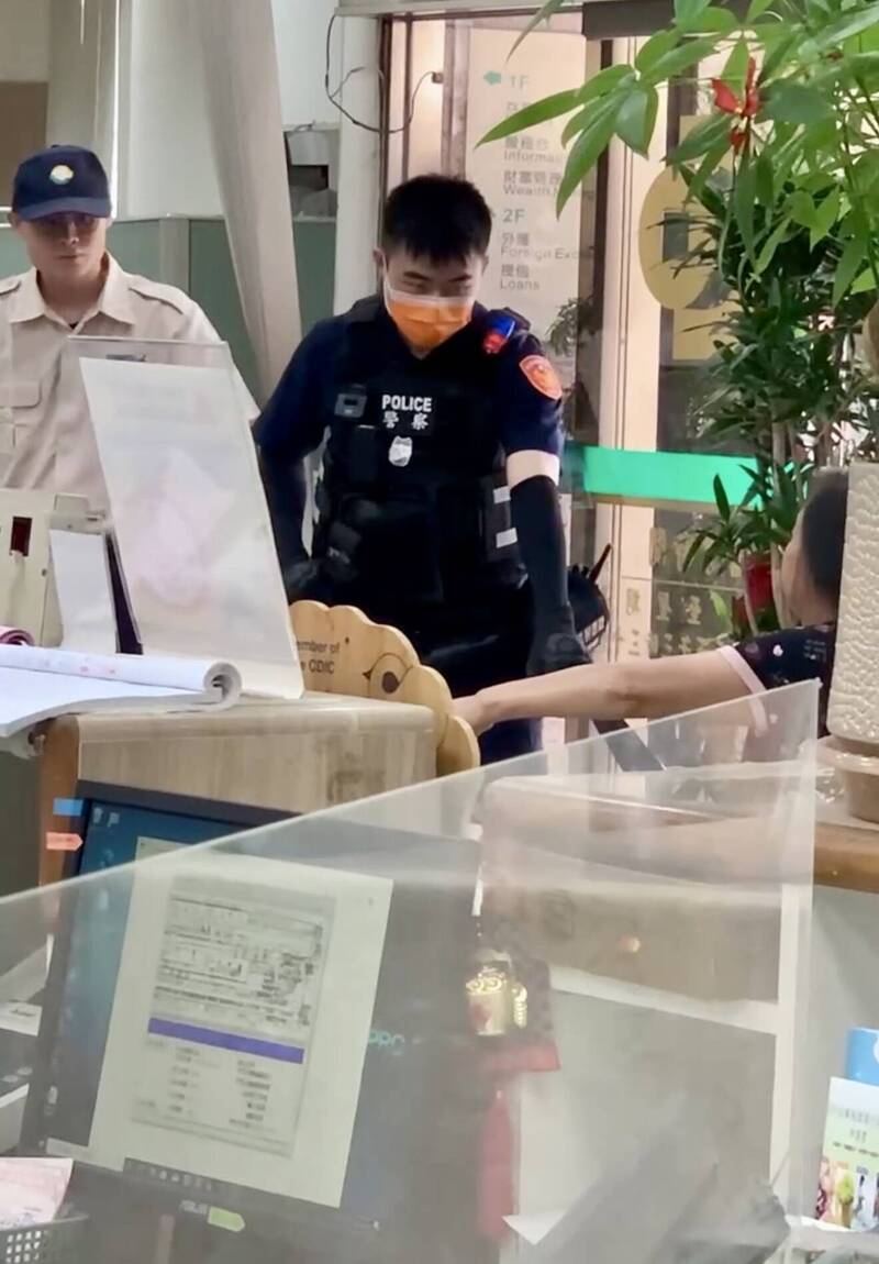 警员请妇人把刀子放地上，妇人ㄧ听情绪更激动。（图撷自网路）