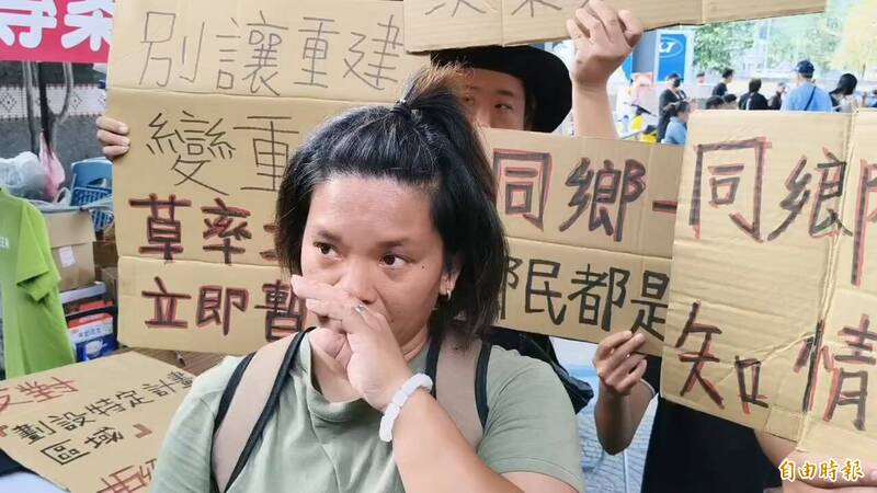 林女想到爸媽仍在土堆中找不到,忍不住哽咽,希望「那對夫妻」可以來安慰重視他們。(記者王錦義攝) 林女想到爸媽仍在土堆中找不到,忍不住哽咽,希望「那對夫妻」可以來安慰重視他們。(記者王錦義攝)